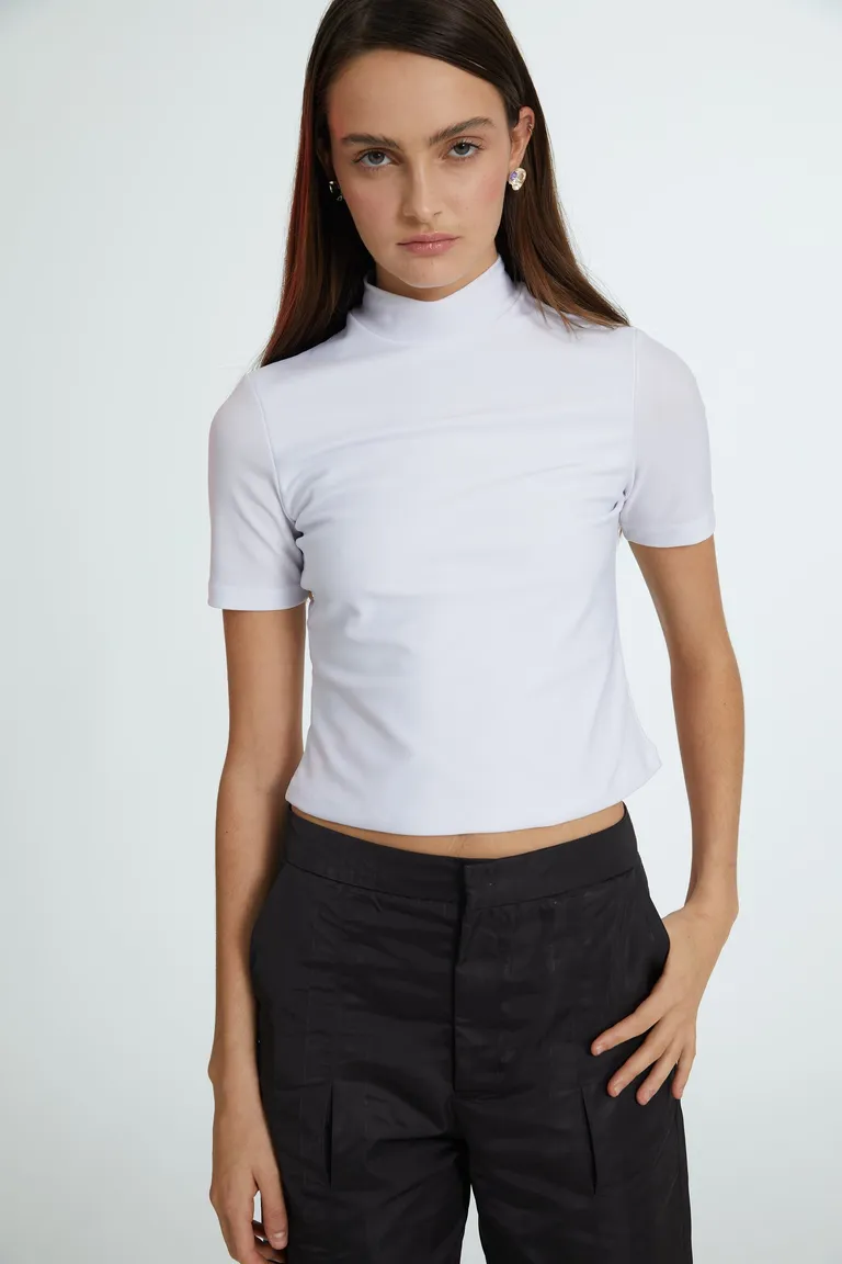 Remera de punto blanca de cuello alto con mangas cortas de Naíma en Remeras para argentina