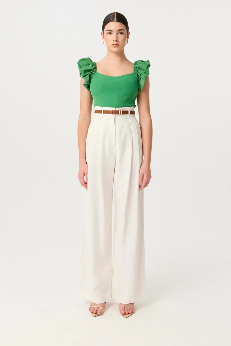 Top de ribb compacto y escote con volados en las sisas para un look femenino y elegante de Markova en Remeras para argentina