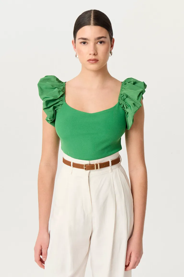 Top de ribb compacto y escote con volados en las sisas para un look femenino y elegante de Markova en Remeras para argentina