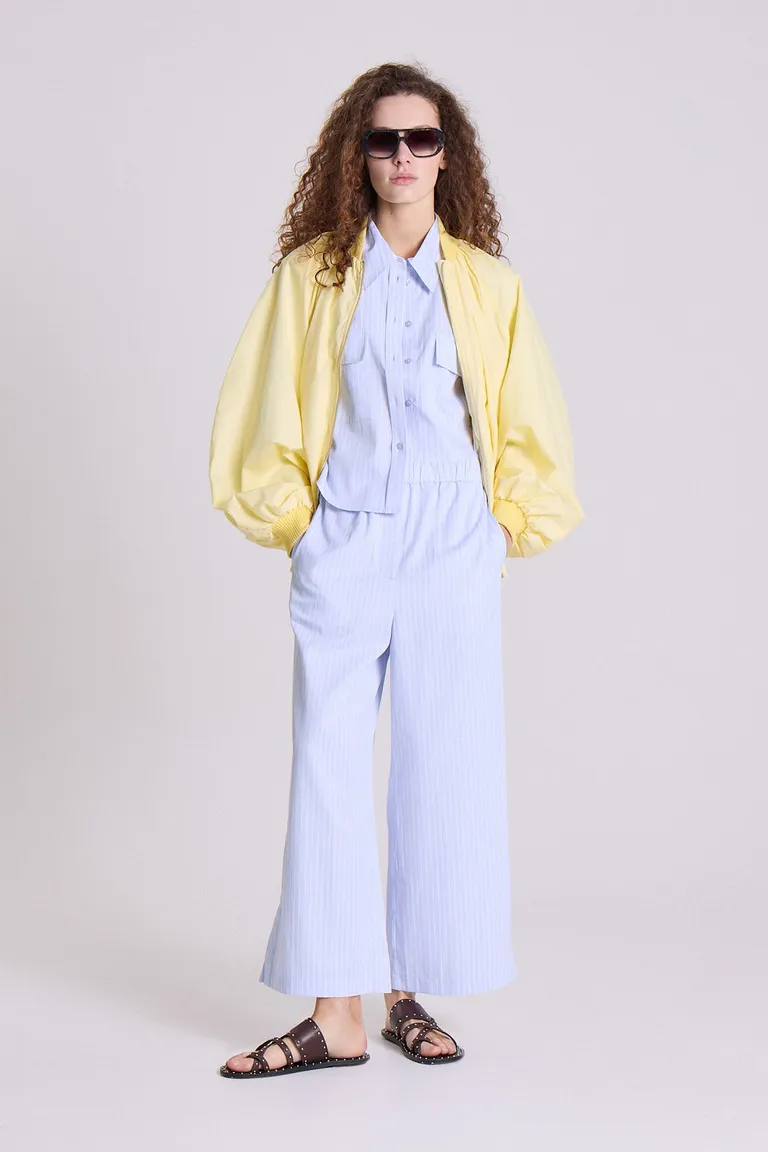 Pantalón celeste de corte recto con cintura elástica y detalles en los laterales de Maria Cher en Pantalones para argentina