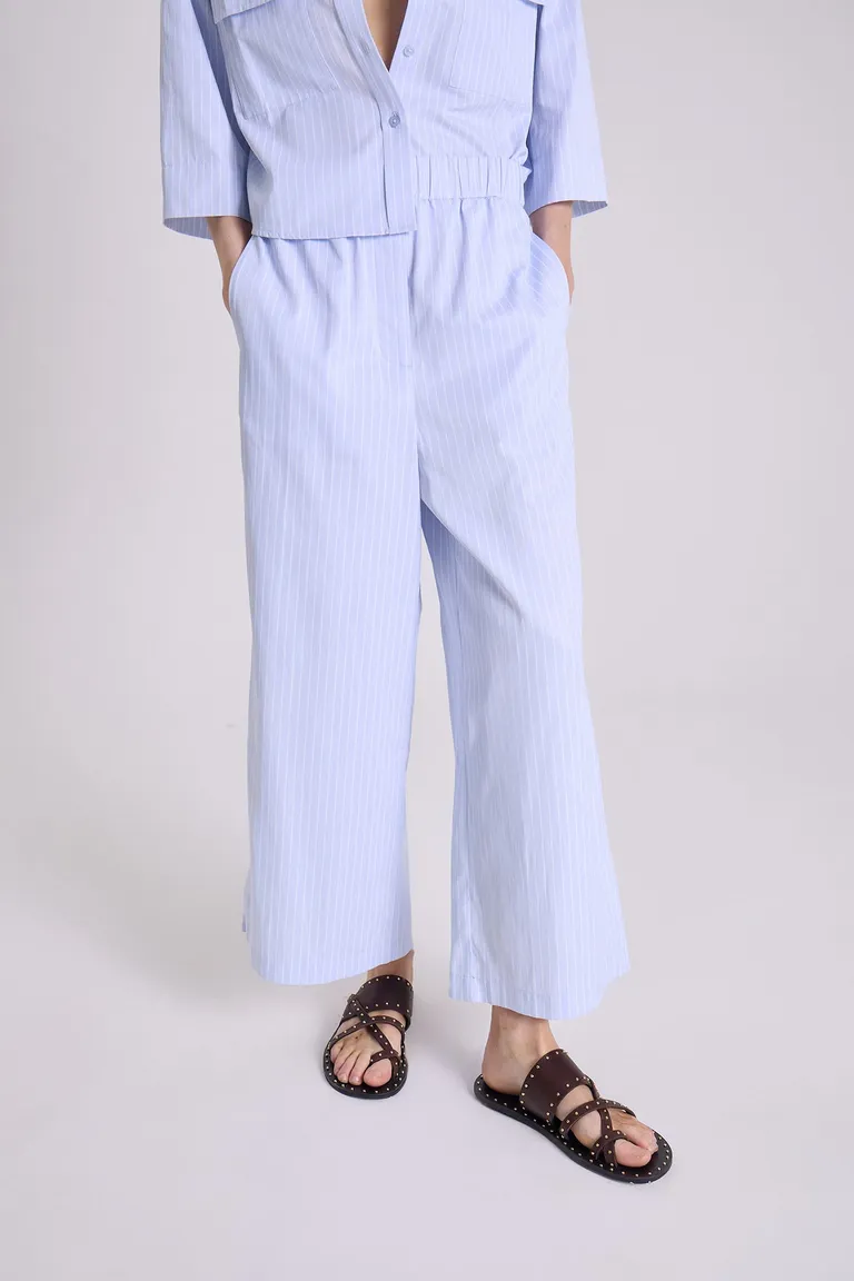 Pantalón celeste de corte recto con cintura elástica y detalles en los laterales de Maria Cher en Pantalones para argentina