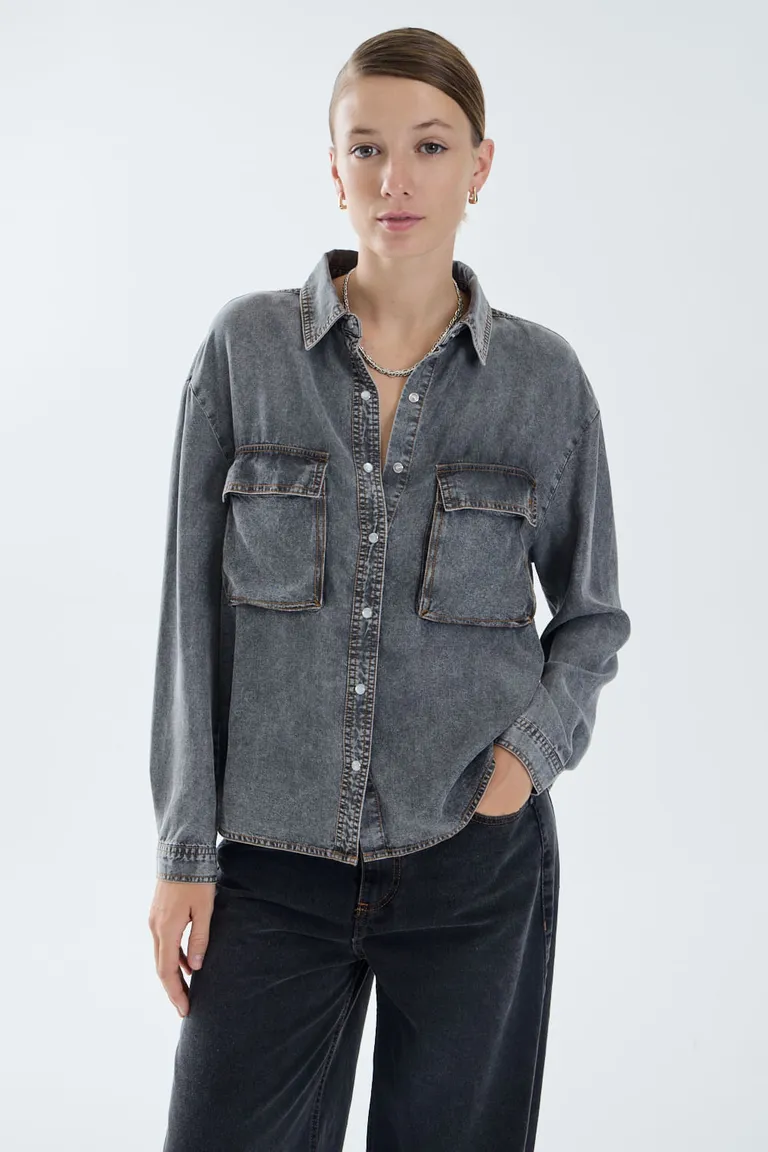 Camisa de corte amplio con cuello clásico y bolsillos frontales con tapa de Portsaid en Camisas para argentina