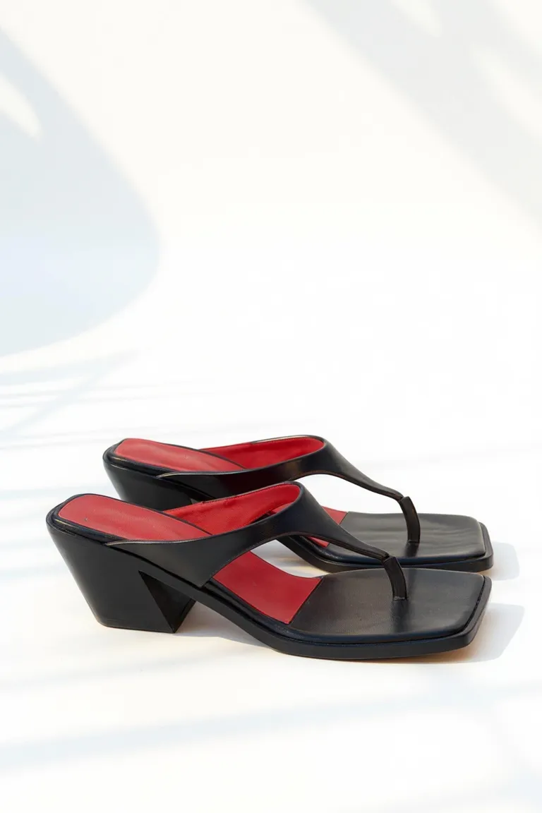 Zapato de taco negro con tira de dedos en cuero para mujer de Maria Cher en Zapatos con Tacos para argentina