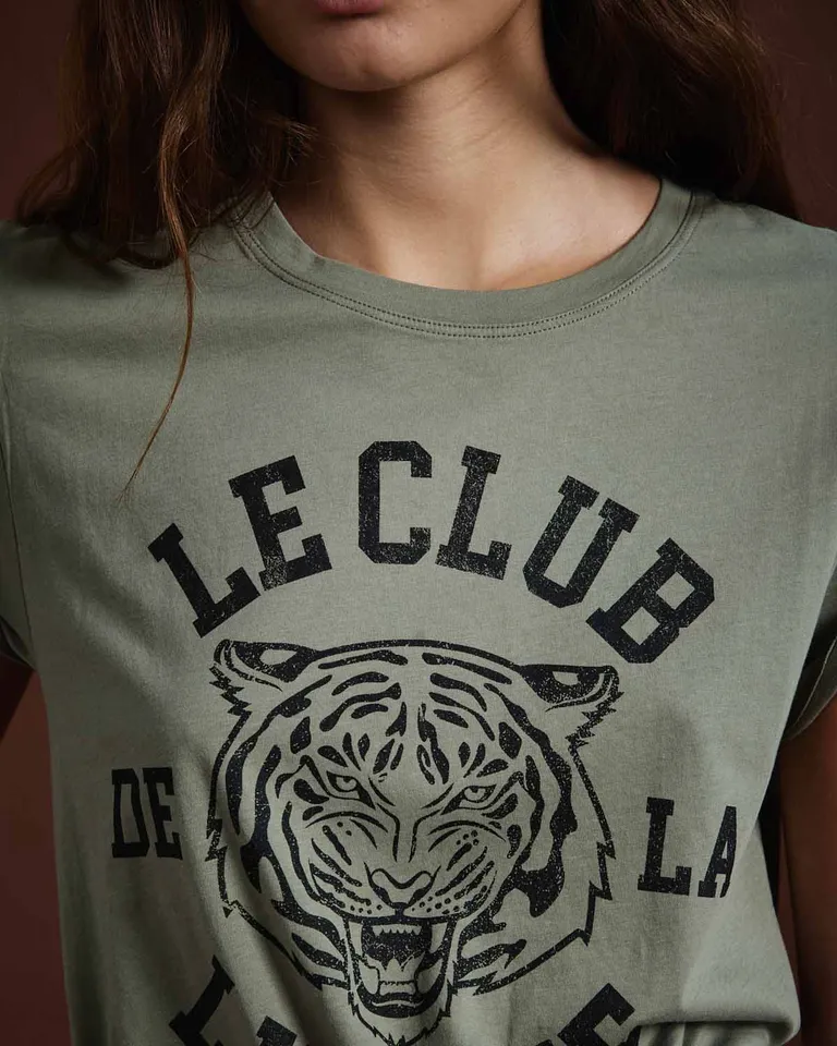 Remera de mujer con escote redondo y detalle de estampado gráfico en el frente de Wanama en Remeras para argentina