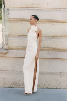 Vestido halter drapeado con flor de Mango en Vestidos para argentina
