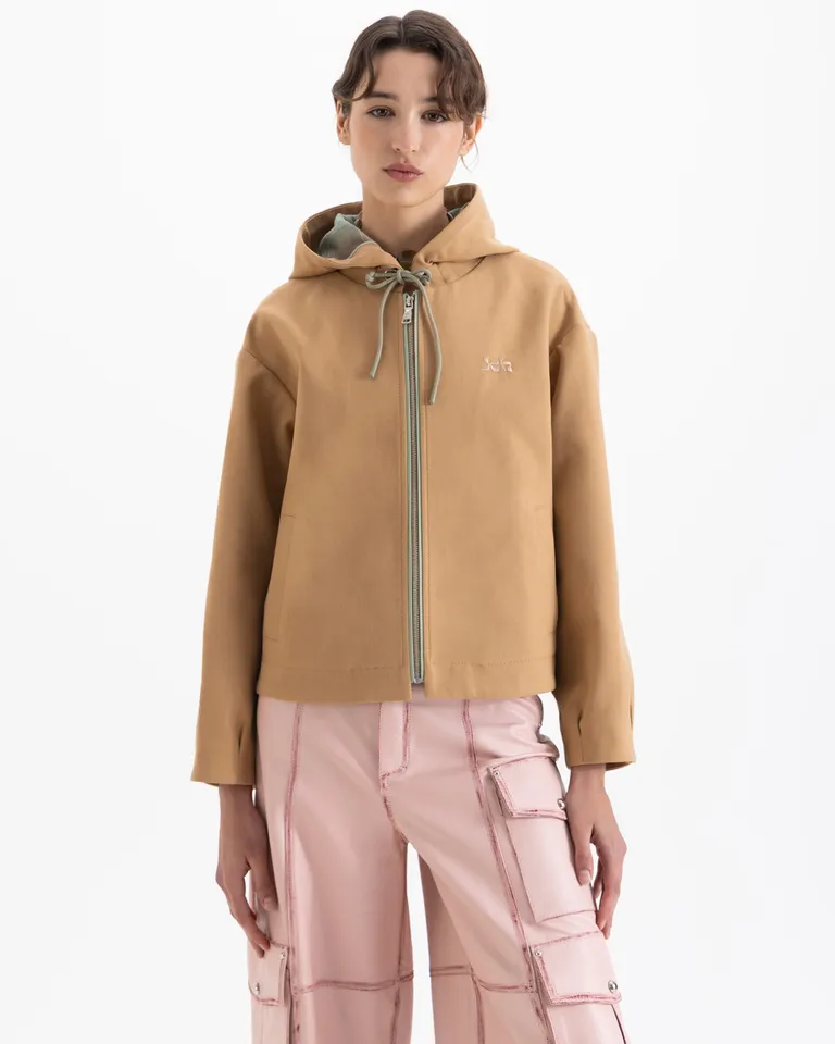 Chaqueta con capucha y cierre frontal de diseño urbano con bolsillos funcionales de Jazmin Chebar en Chaquetas para argentina