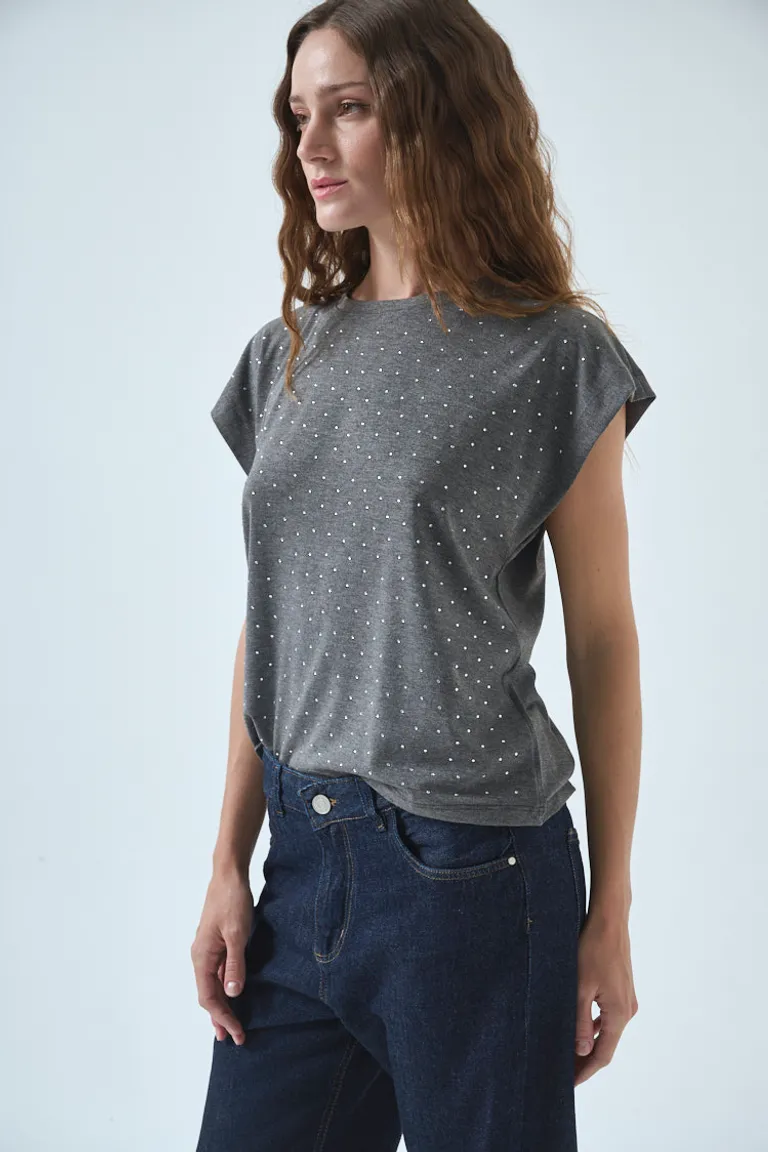 Remera gris de corte regular con aplique de strass en la parte delantera de Sweet en Remeras para argentina