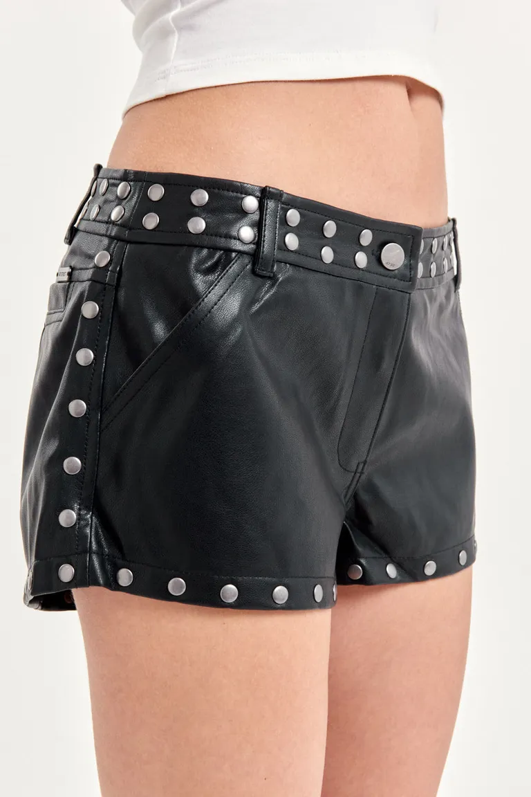 Shorts de efecto piel con detalles metálicos para un look fuerte y moderno de 47 Street en Shorts para argentina