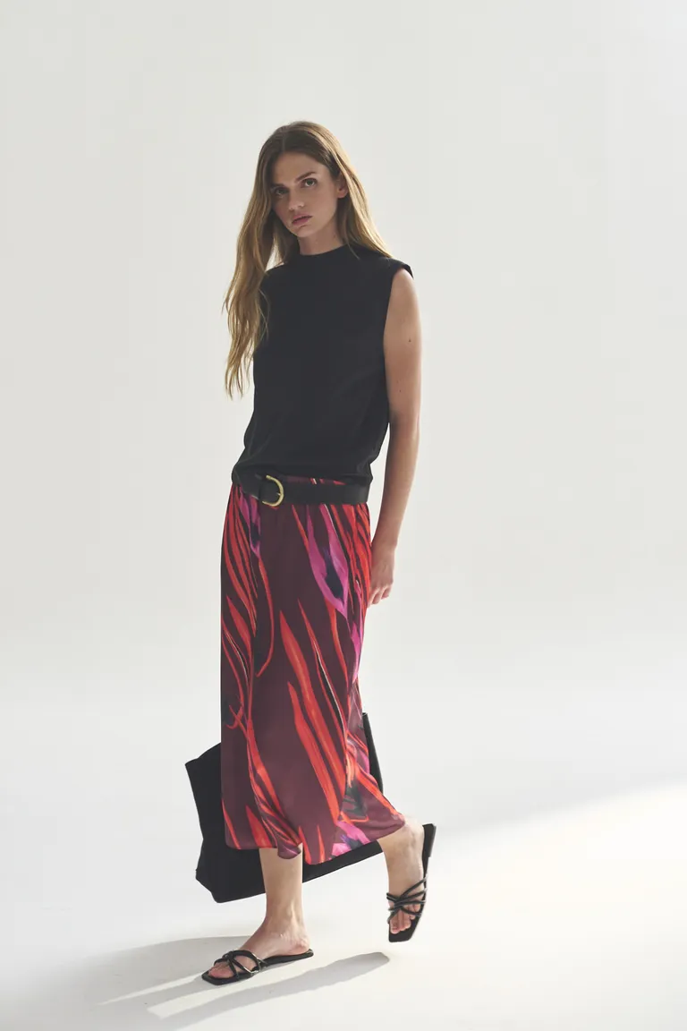 Falda midi con estampado de líneas en tonos rojos y rosas para un look femenino y actualizado de Akiabara en Faldas para argentina