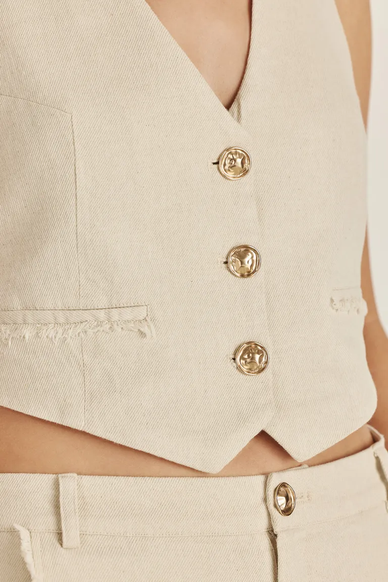 Chaleco Paula: Prenda clave de lino para el verano con diseño exclusivo y detalles distintivos de Tucci en Chalecos para argentina