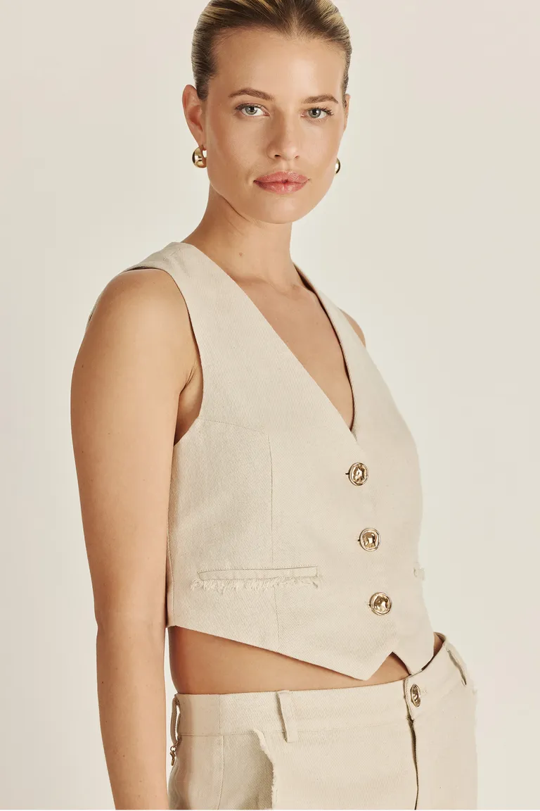 Chaleco Paula: Prenda clave de lino para el verano con diseño exclusivo y detalles distintivos de Tucci en Chalecos para argentina
