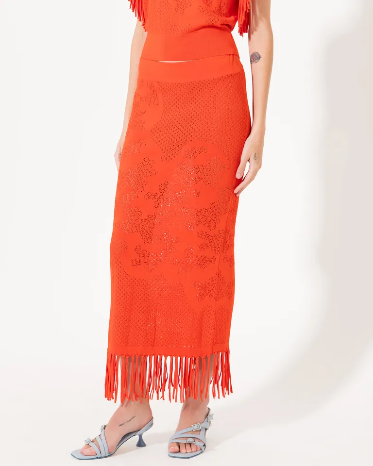 Falda tejida en naranja con detalles calados y diseño ajustado al cuerpo de Jazmin Chebar en Faldas para argentina