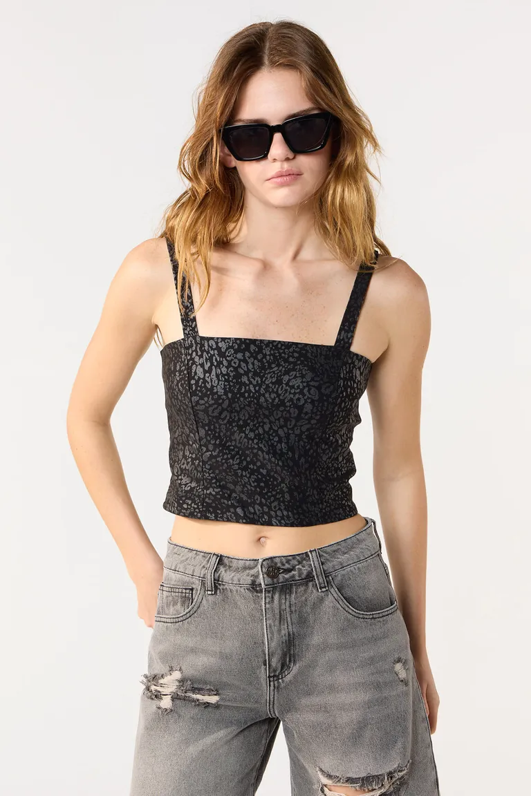 Top estampado con escote recto y breteles anchos de Cuesta Blanca en Tops para argentina