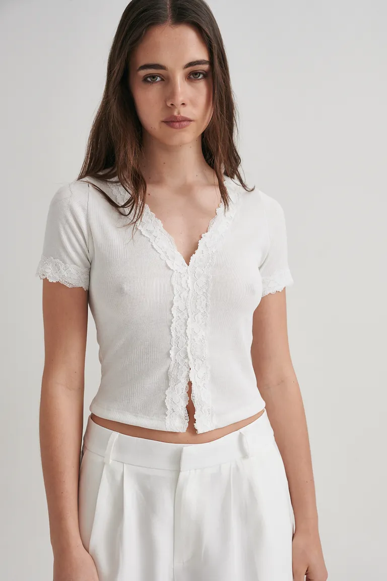 Remera blanca de manga corta con detalle de encaje en el escote en V de Sweet en Remeras para argentina