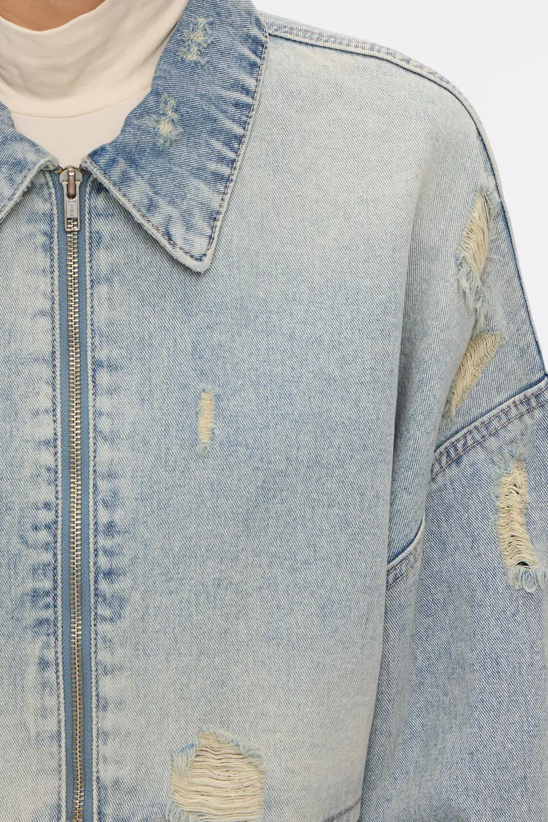 Campera corta de denim con proceso de roturas cierre frontal y puños elásticos de Cuesta Blanca en Chaquetas para argentina