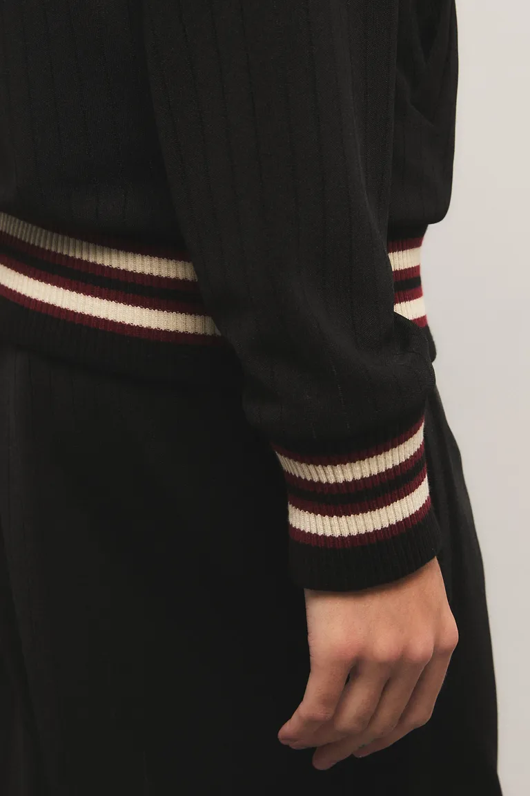 Campera de calce regular con cierre frontal, cuello y puños tejidos en diseño liso de Kosiuko en Chaquetas para argentina