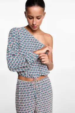 Blusa asimétrica estampada de Mango Teen en Blusas para argentina
