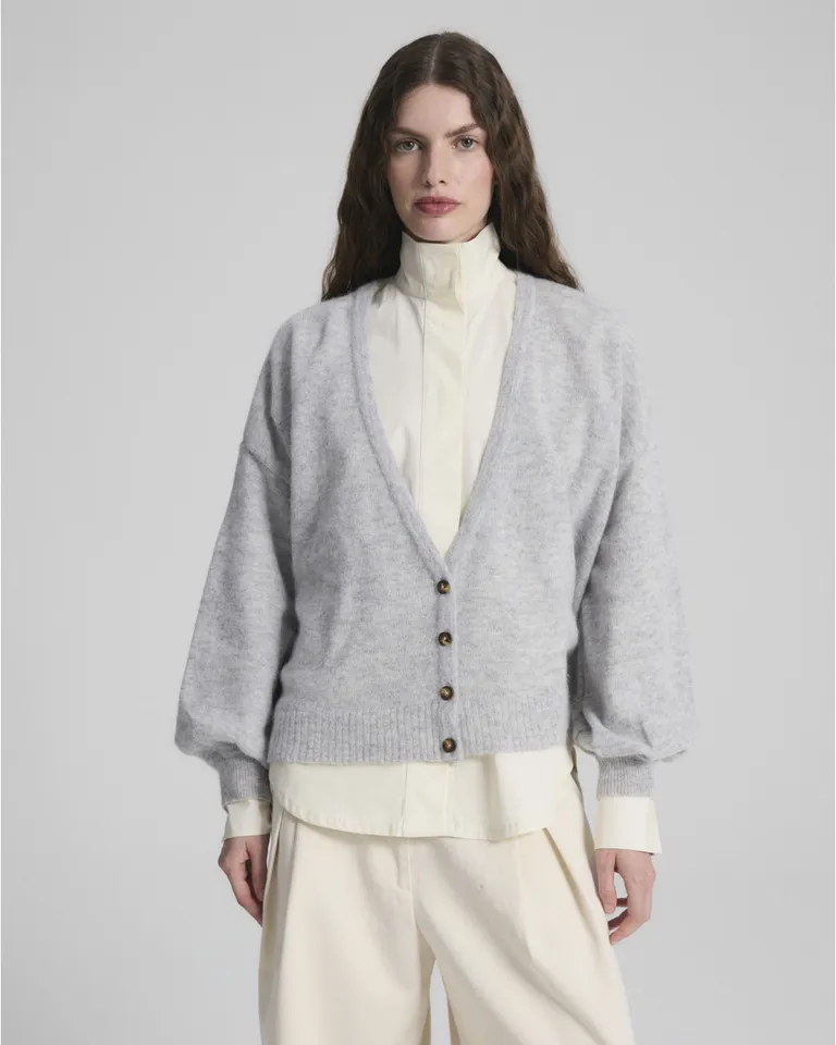 Cardigan oversize con escote en V, frente abotonado y mangas abullonadas con hombros caídos de Blue Sheep en Buzos y Sweaters para argentina