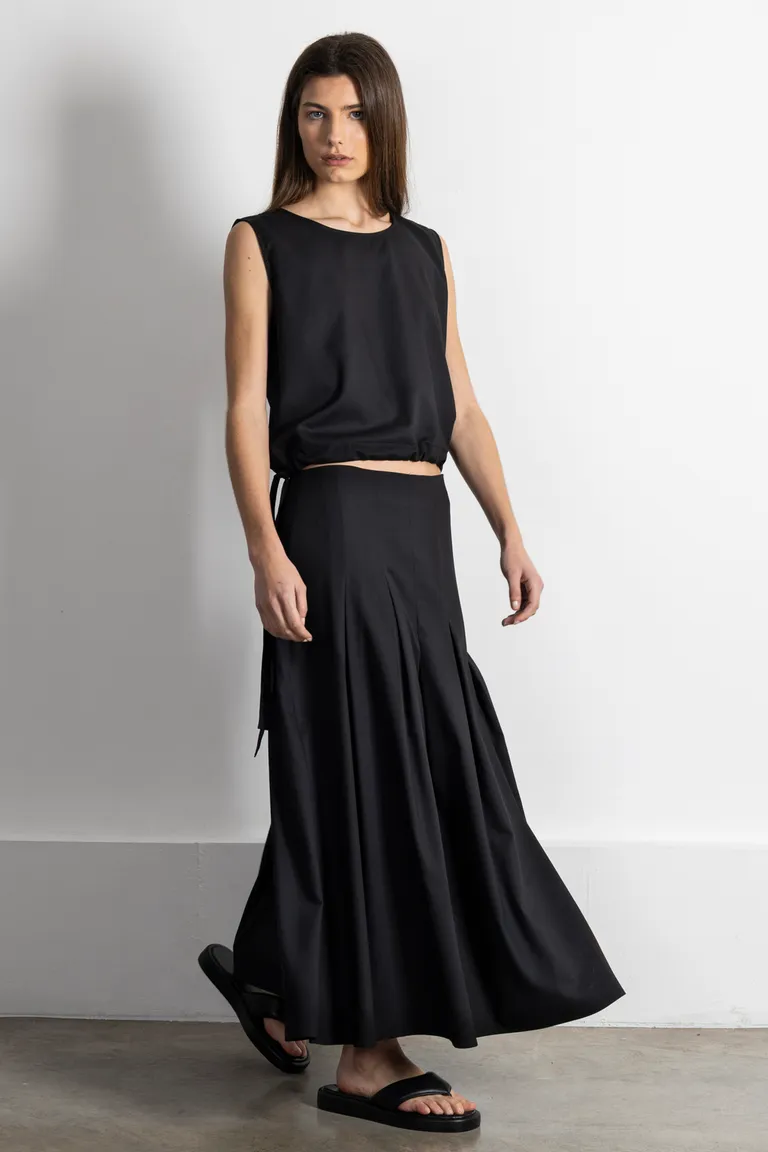 Blusa musculosa negra con lazo en ruedo ajustable para mujer de Kill en Blusas para argentina