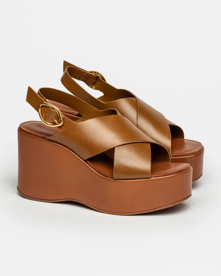 Sandalia de plataforma alta de cuero con tira al tobillo y hebilla orgánica de Prüne en Sandalias para argentina