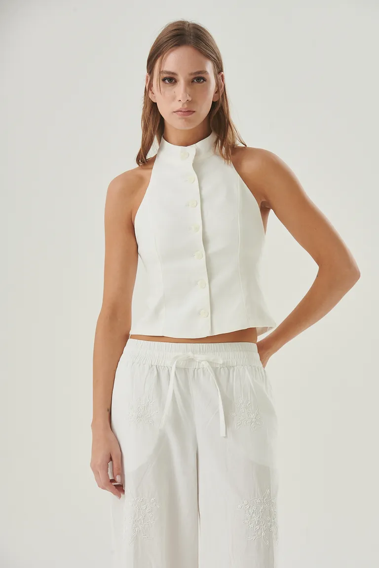Chaleco de lino blanco con cuello alto y diseño moderno y minimalista de Sweet en Chalecos para argentina