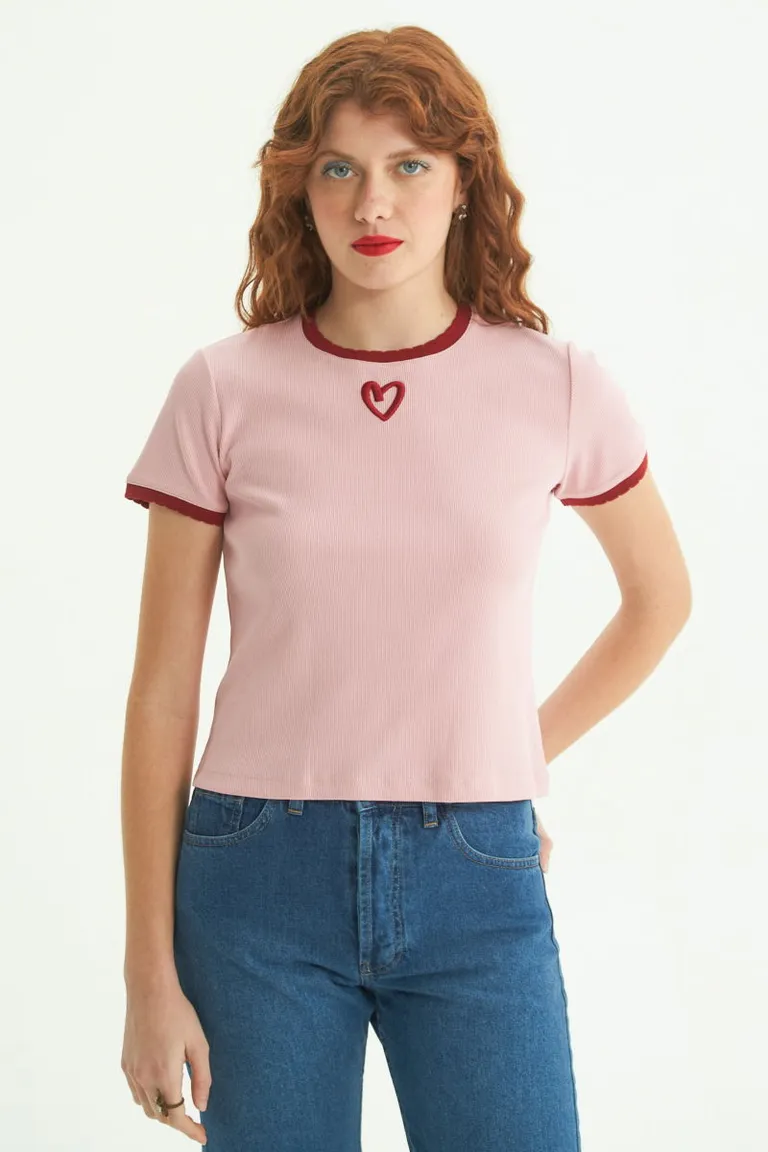 Remera de punto ajustada con bordados y detalles en contraste de Las Pepas en Remeras para argentina