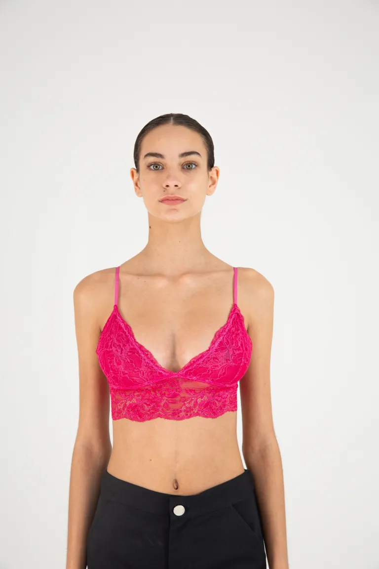 Top de velvet rojo con escote en V y detalle en la espalda de Naíma en Tops para argentina