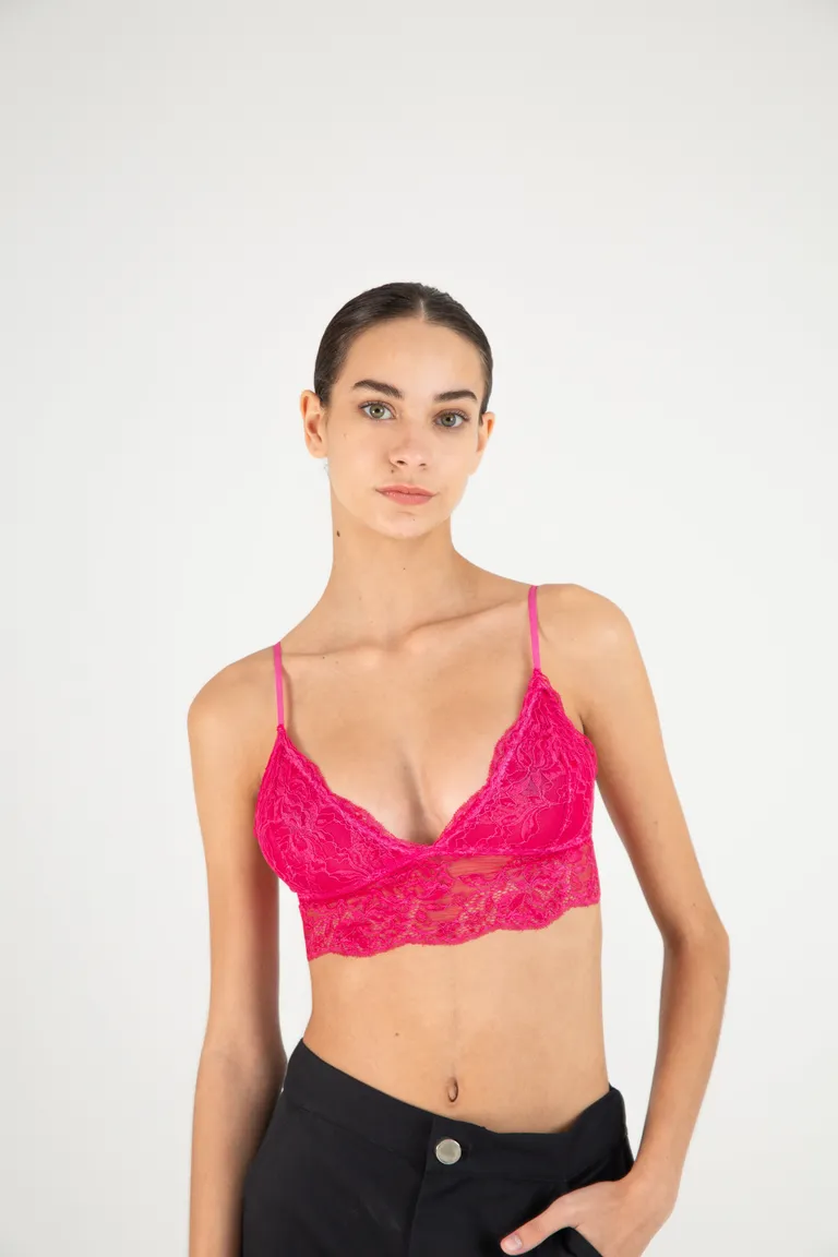 Top de velvet rojo con escote en V y detalle en la espalda de Naíma en Tops para argentina