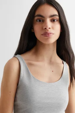 Musculosa básica con tirantes de Mango Teen en Tops para argentina