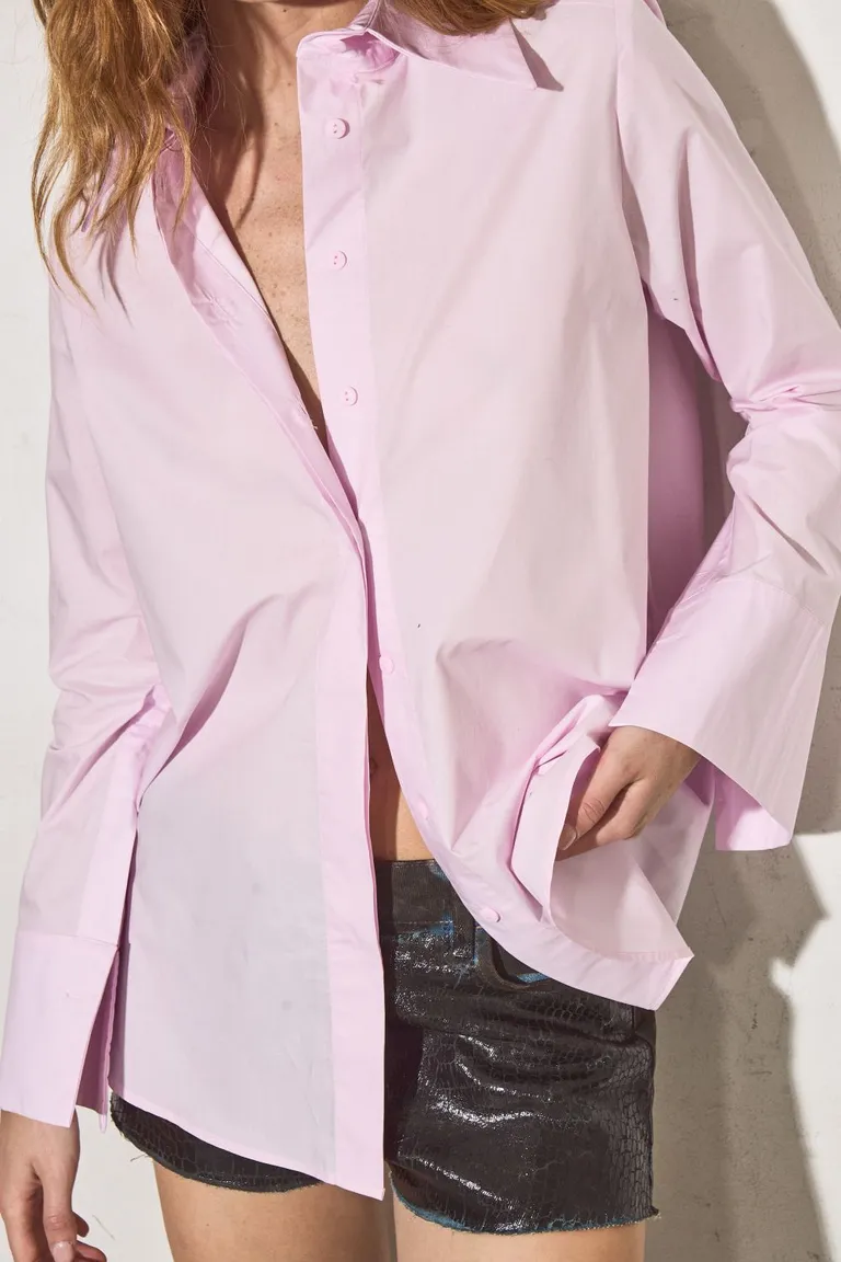 Camisa femenina de diseño amplio y sutil en tono rosa pastel de Allo Martinez en Camisas para argentina