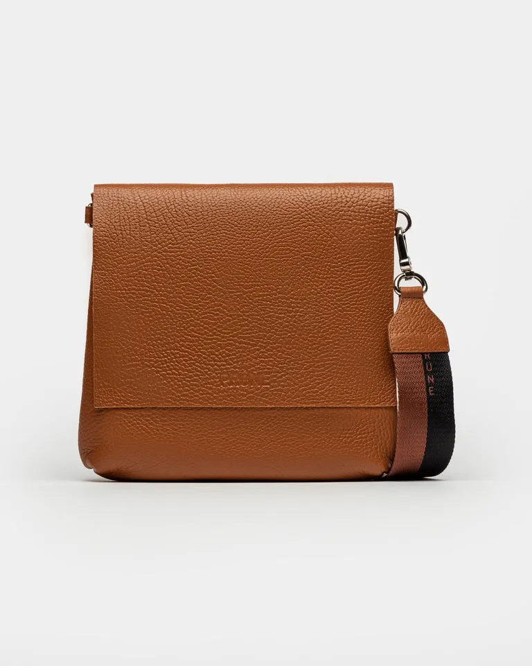 Bandolera de cuero graneado con correa larga y ajustable de Prüne en Bolsos y Carteras para argentina