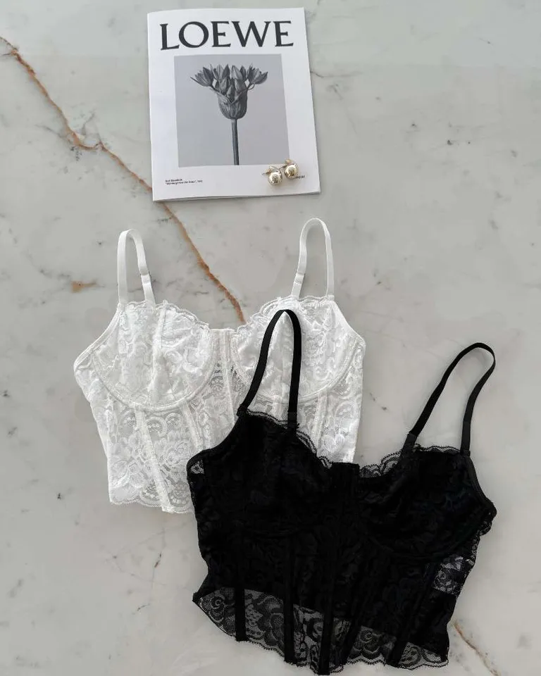 Top de encaje negro con tirantes finos y ajustables de Hesed en Tops para argentina