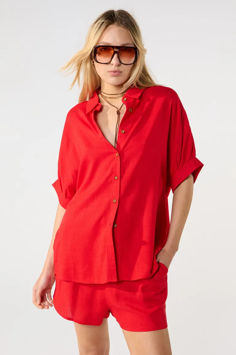 Camisa oversize roja de estilo informal y elegante para mujeres de Cuesta Blanca en Camisas para argentina