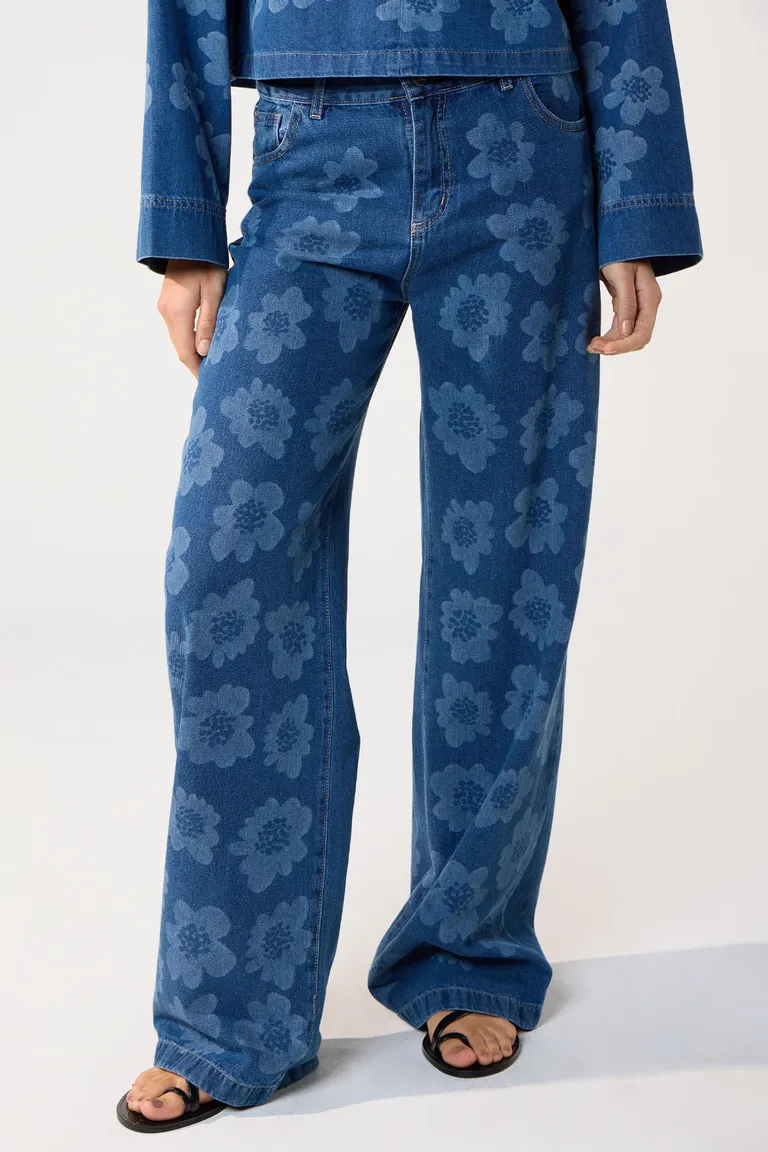 Pantalón wide de denim azul con diseño floral láser de Cuesta Blanca en Pantalones para argentina