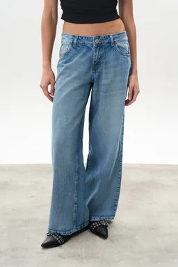 Jean denim wide tiro bajo barry de Magda en Pantalones para argentina