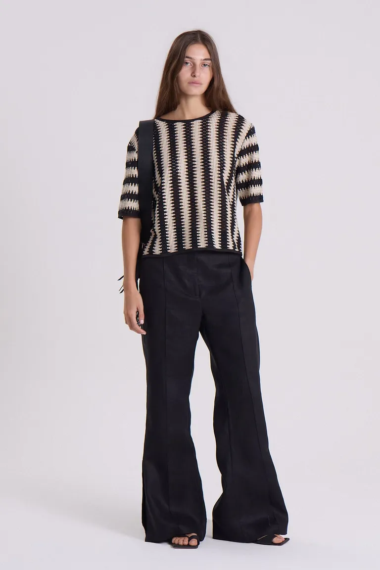 Blusa de manga corta en estilo oversize con diseño de rayas blancas y negras de Maria Cher en Tops para argentina