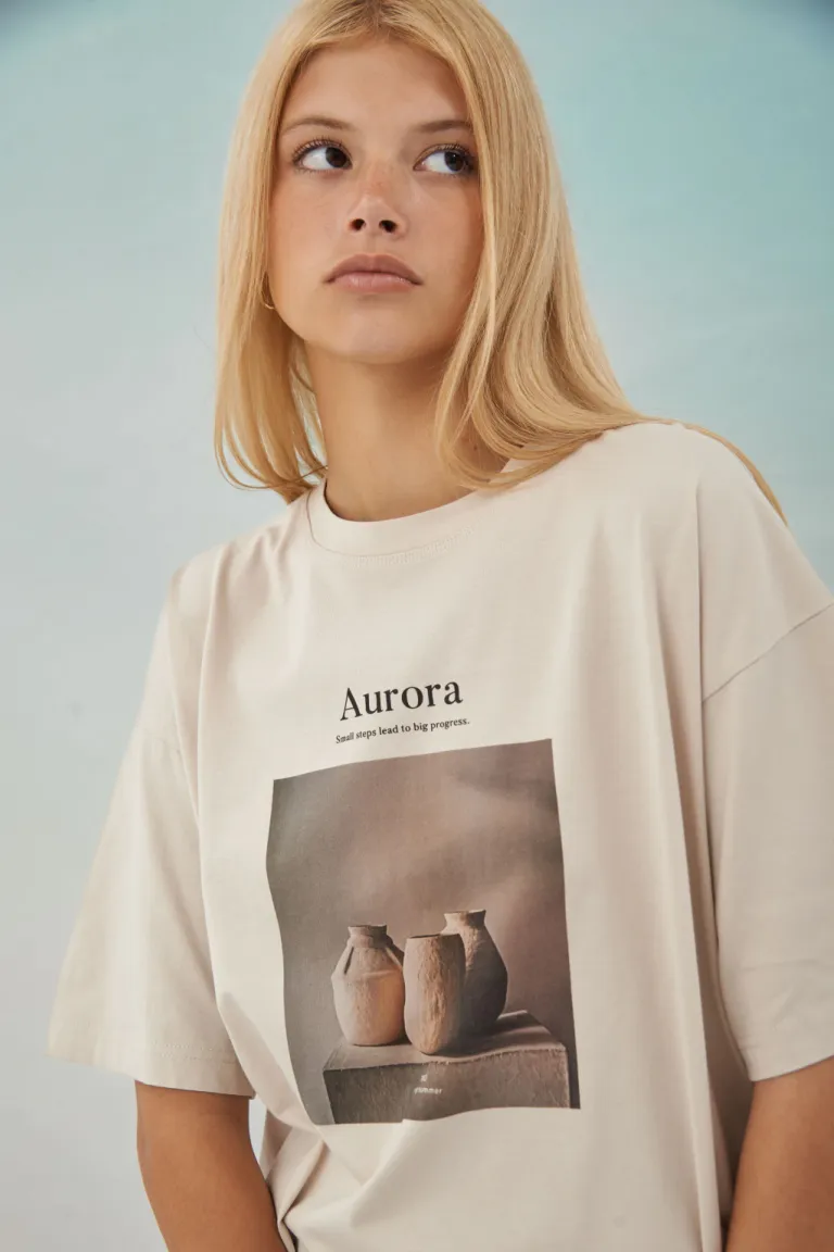 Remera de algodón con estampado minimalista y diseño elegante de Apricot en Remeras para argentina