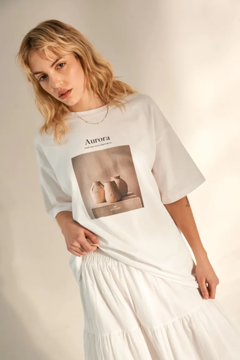 Remera de algodón con estampado minimalista y diseño elegante de Apricot en Remeras para argentina