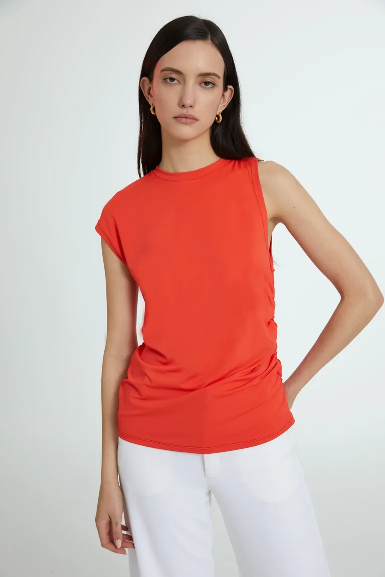 Remera sin mangas con detalle metálico en el hombro de Naíma en Remeras para argentina