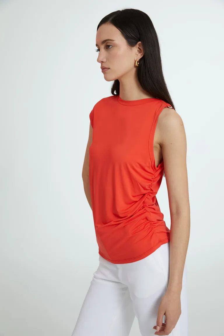 Remera sin mangas con detalle metálico en el hombro de Naíma en Remeras para argentina