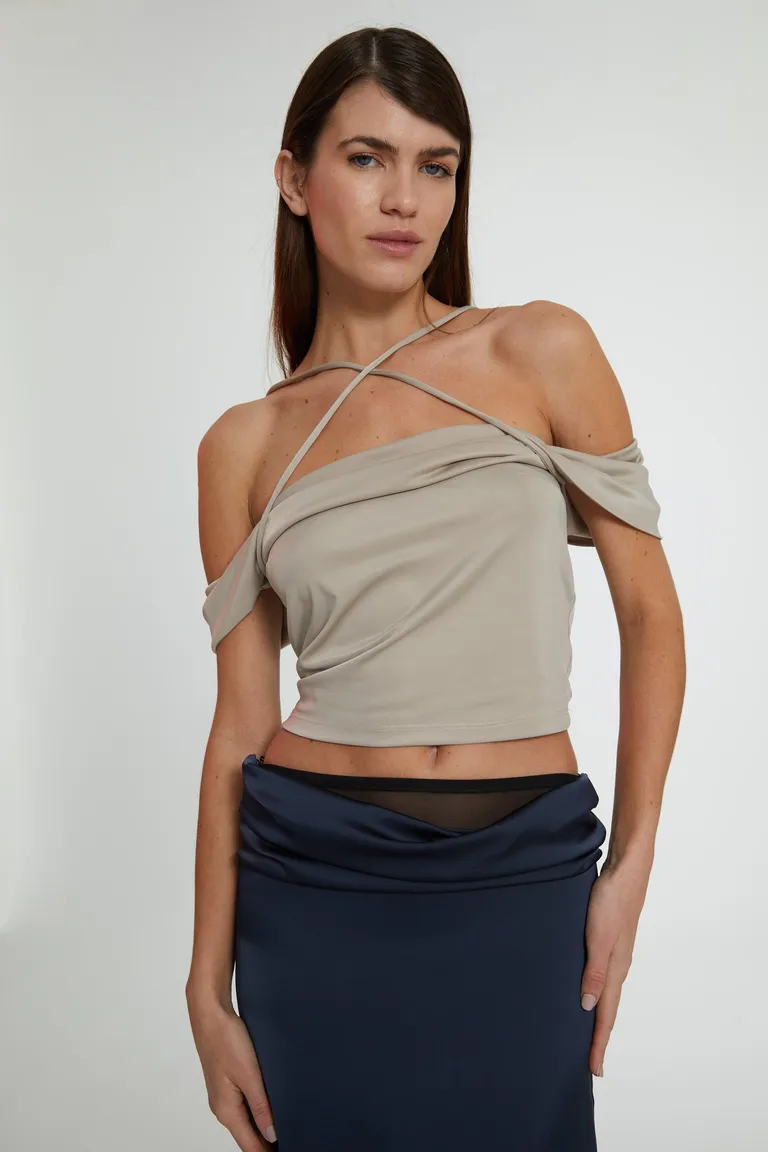 Top gris con escote bote y breteles cruzados de diseño ajustado de Naíma en Tops para argentina