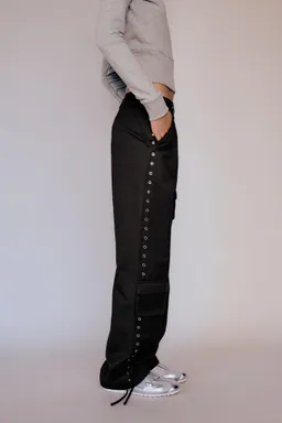 Pantalón parachute con tachuelas de Mango en Pantalones para argentina