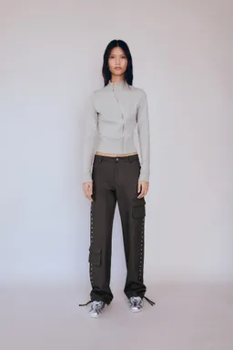 Pantalón parachute con tachuelas de Mango en Pantalones para argentina