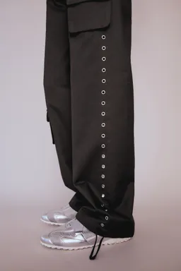 Pantalón parachute con tachuelas de Mango en Pantalones para argentina