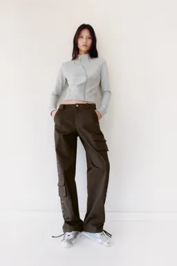 Pantalón parachute con tachuelas de Mango en Pantalones para argentina