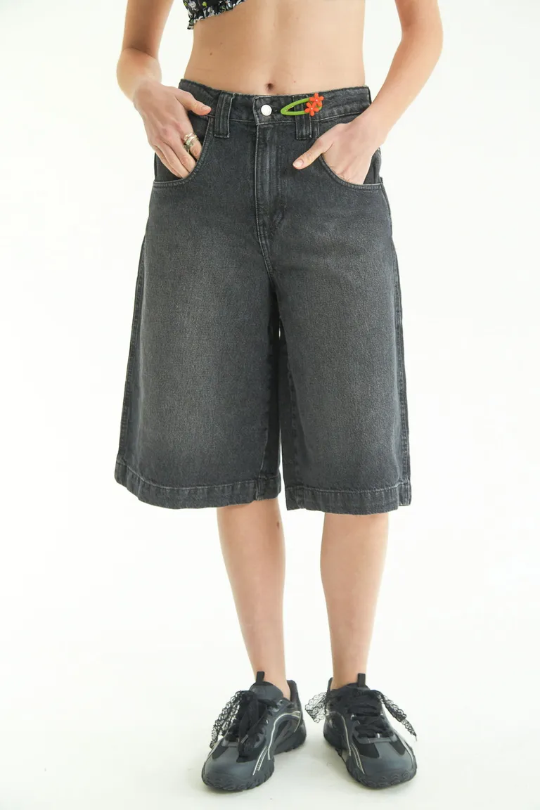 Bermuda de jean gris de tiro bajo y piernas amplias para un estilo relajado y cool de Las Pepas en Shorts para argentina