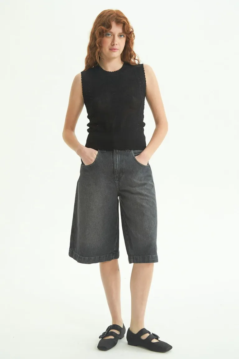 Bermuda de jean gris de tiro bajo y piernas amplias para un estilo relajado y cool de Las Pepas en Shorts para argentina