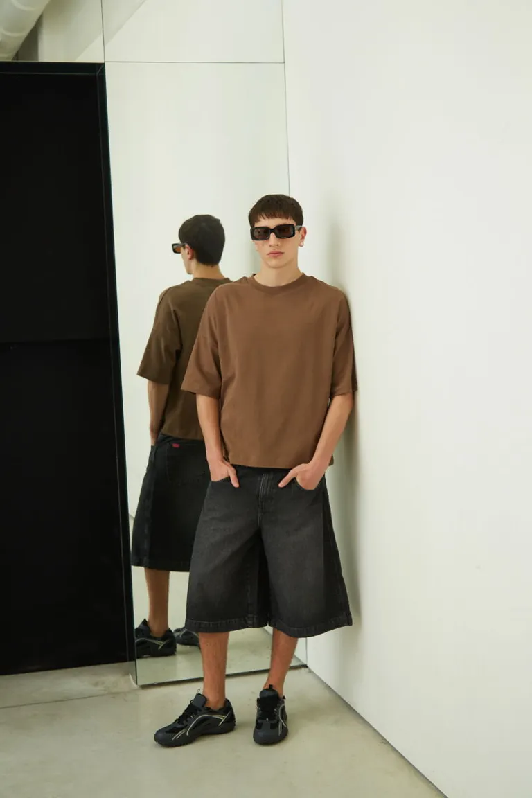 Bermuda de jean gris de tiro bajo y piernas amplias para un estilo relajado y cool de Las Pepas en Shorts para argentina