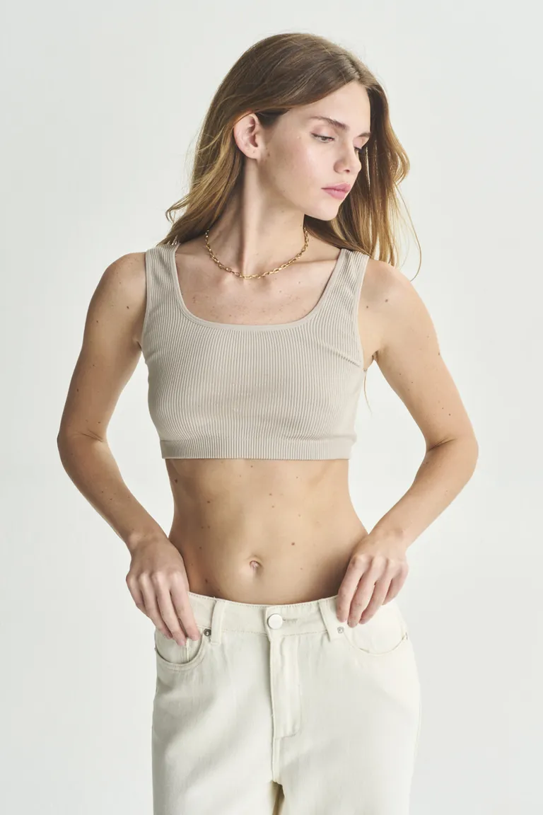 Top blanco femenino y sofisticado para lucir tu estilo con elegancia de Akiabara en Tops para argentina