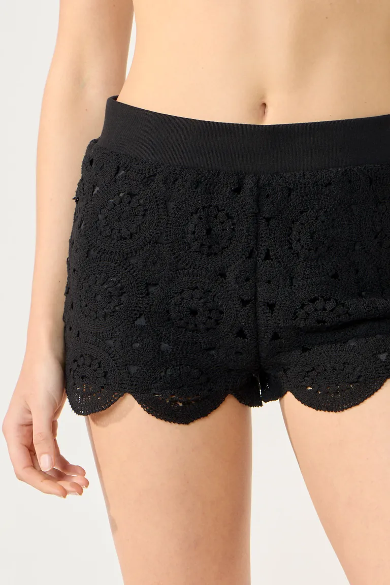 Short de tejido crochet con calados geométricos y cintura elástica de Cuesta Blanca en Shorts para argentina